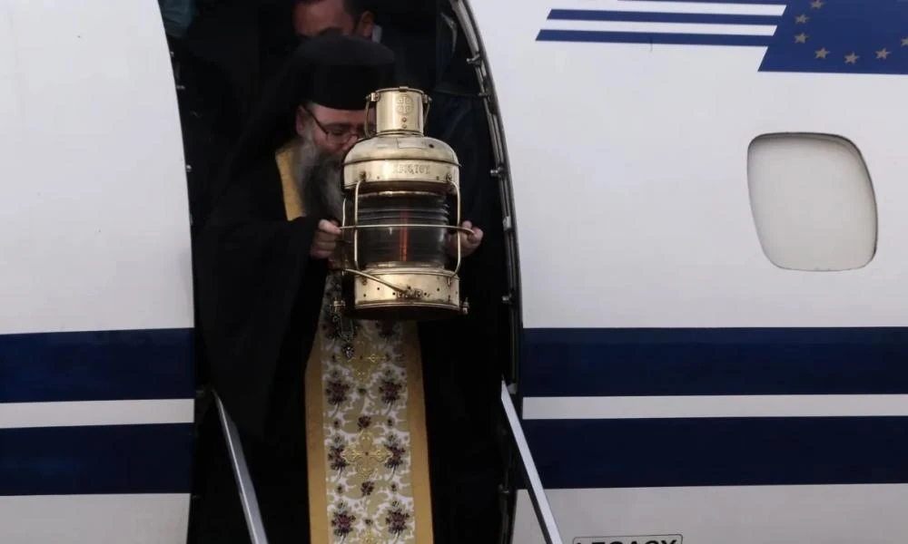 Άγιο Φως: Σε λίγη ώρα φθάνει στην Ελλάδα - Πώς θα μεταφερθεί
